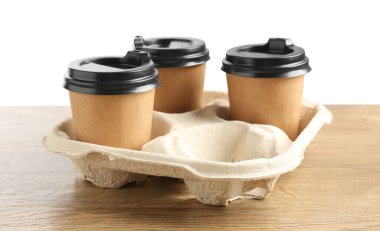 Kağıt kahve bardakları ahşap masanın üzerinde, yakın plan.