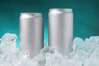 Buzlu içeceklerle donuk arkaplanı yeniliyor, yakın plan.