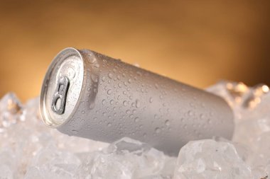 Buzluktaki içeceği altın arkaplana karşı tazeleyen, yakın plan