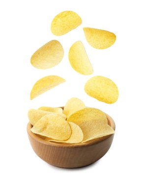 Lezzetli Patates cipsleri kaseye beyaz zemin üzerine düşen