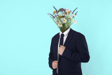 Açık mavi arka planda kafası yerine çiçek buketi olan bir adam, mesaj için yer var. Yaratıcı sanat kolajı