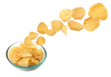 Lezzetli Patates cipsleri kaseye beyaz zemin üzerine düşen