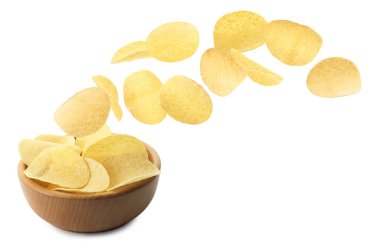 Lezzetli Patates cipsleri kaseye beyaz zemin üzerine düşen