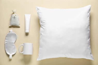 Bej arka planda damgalamak için farklı boş öğeler, düz konum. Tasarım için model