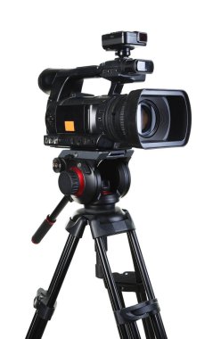 Modern profesyonel video kamera beyaza izole edildi