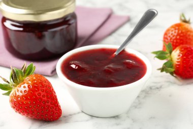 Lezzetli çilek sosu ve beyaz mermer masada taze böğürtlen, yakın plan.