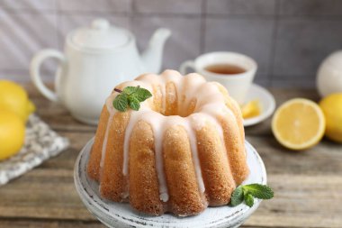 Lezzetli limonlu pasta, jöleli ve nane şekerli, ahşap masa, yakın plan.