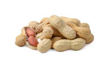 Beyaz üzerine izole edilmiş taze fıstık yığını.