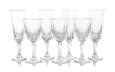 Birçok boş temiz bardak beyaz üzerine izole