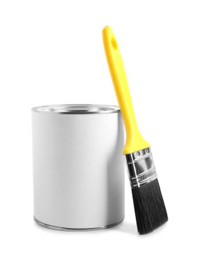 Kapalı boya ve fırça kutusu beyaza izole edilmiş.