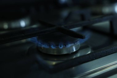 Ocakta mavi alev olan gaz ocağı, yakın çekim