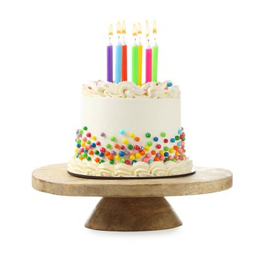 Renkli serpiştirilmiş nefis bento keki ve beyaz üzerine izole edilmiş yanan mumlar.