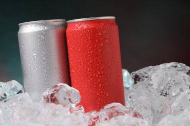 Buzlu içeceklerin koyu arkaplanda tazelenmesi, yakın plan.