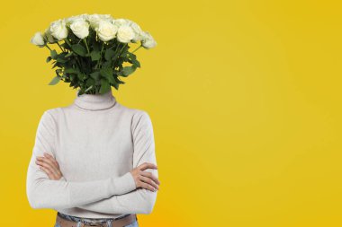 Sarı arka planda kafası yerine çiçek buketi olan bir kadın, mesaj için yer var. Yaratıcı sanat kolajı