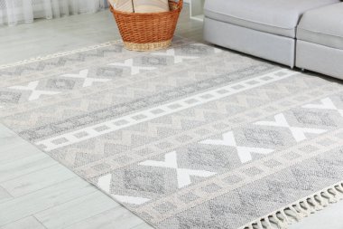 Oturma odasında yerde desenli yumuşak bir halı.