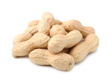 Kabuksuz yer fıstığı yığını beyazda izole edilmiş.