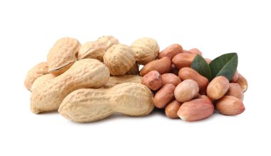 Beyaz üzerine izole edilmiş farklı fıstık yığını.