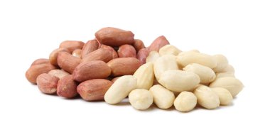 Beyaz üzerine izole edilmiş taze fıstık yığını.