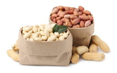 Beyaz poşetlerdeki farklı fıstıklar.