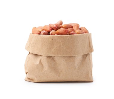 Kese kağıdındaki taze fıstıklar beyaza izole edilmiş.