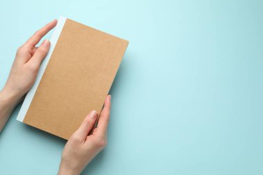 Açık mavi arka planı olan bir kadın, üst görünüm. Metin için boşluk