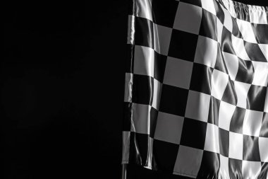 Siyah arkaplanda bir yarış bayrağı, metin için boşluk