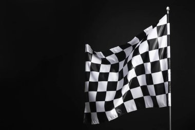Siyah arkaplanda bir yarış bayrağı, metin için boşluk