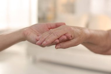 Son sınıf öğrencisine arka planda destek veren bakıcı, yakın plan. Yaşlı bakımı