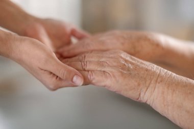 Son sınıf öğrencisine arka planda destek veren bakıcı, yakın plan. Yaşlı bakımı