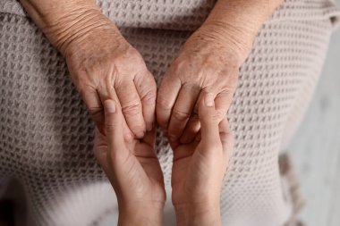 Üst tabakadan üst düzey bir kadını destekleyen bir bakıcı. Yaşlı bakımı