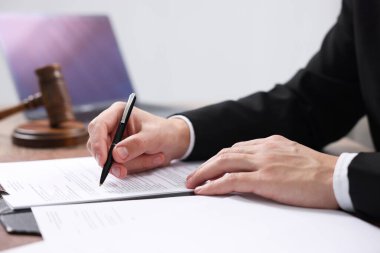 Ofisteki masada noter imzalı belge, yakın plan