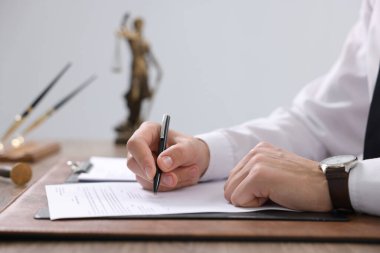 Ofisteki masada noter imzalı belge, yakın plan