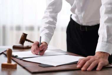 Ofisteki masada noter imzalı belge, yakın plan