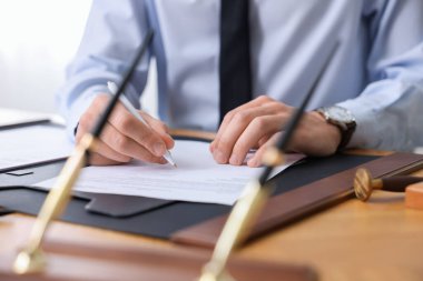 Ofisteki masada noter imzalı belge, yakın plan