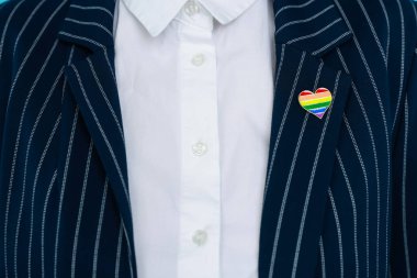 LGBT renginde kalp şeklinde iğnesi olan kadın, yakın plan.