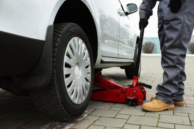 Otomatik mekanik makaslı araba kaldırma açık havada, yakın çekim