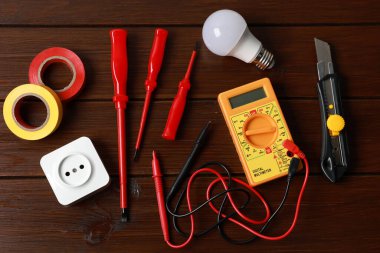 Tahta masada farklı elektrikli aletler var.