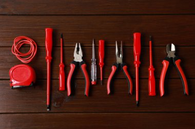 Tahta masada farklı elektrikli aletler var.