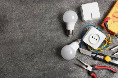 Gri masada farklı elektrikli aletler var. Metin için boşluk
