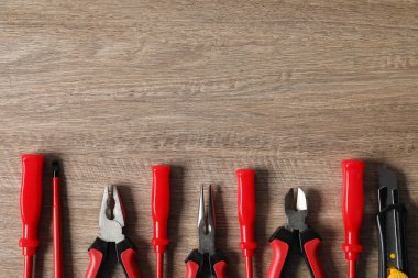 Tahta masada farklı elektrikli aletler var. Metin için boşluk