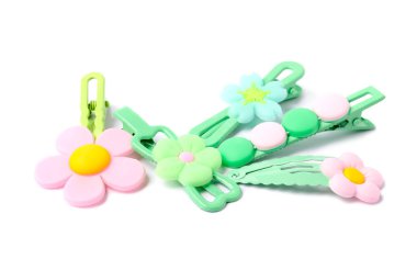 Beyaz renkte bir sürü saç tokası var.