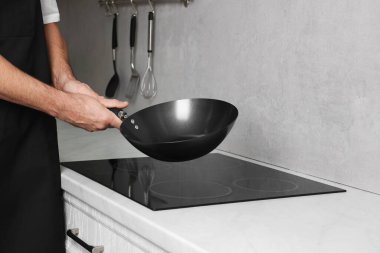 Mutfakta tava tepsisiyle aşçı, yakın plan. Metin için boşluk