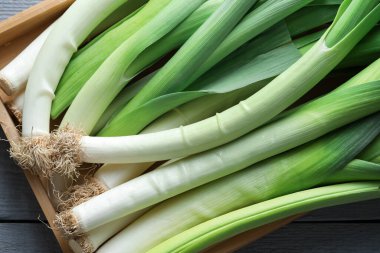 Gri ahşap masada taze pırasa, üst manzara.