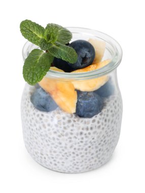 Yaban mersinli lezzetli chia pudingi, muz ve naneli beyaz bardakta izole edilmiş nane.