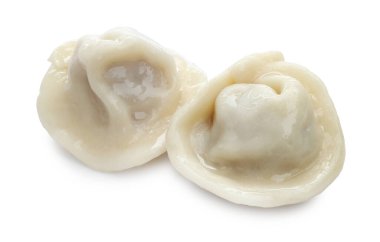 Lezzetli haşlanmış hamur köfteleri (pelmeni) beyaz üzerine izole edilmiş.