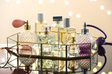 Cam yüzeyde farklı lüks parfümler. Bokeh etkisi