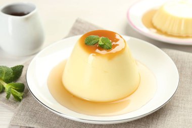 Karamel soslu lezzetli puding ve nane şekeri, yakın plan.