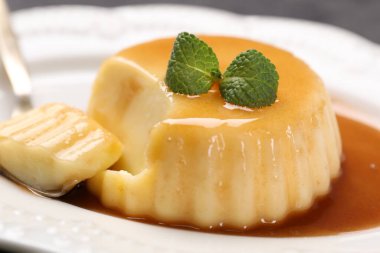 Karamel soslu lezzetli puding ve nane şekeri, yakın plan.