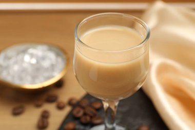 Kahve kremalı likörü masanın üstünde, yakın plan. Metin için boşluk