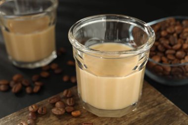 Bardakta kremalı kahve likörü, masada fasulye, yakın plan.